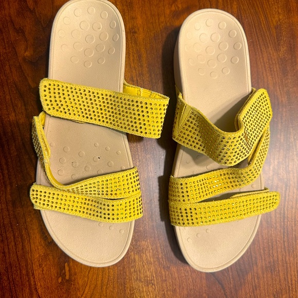 Vionic Sandals size 11 color buttercup - Picture 1 of 2